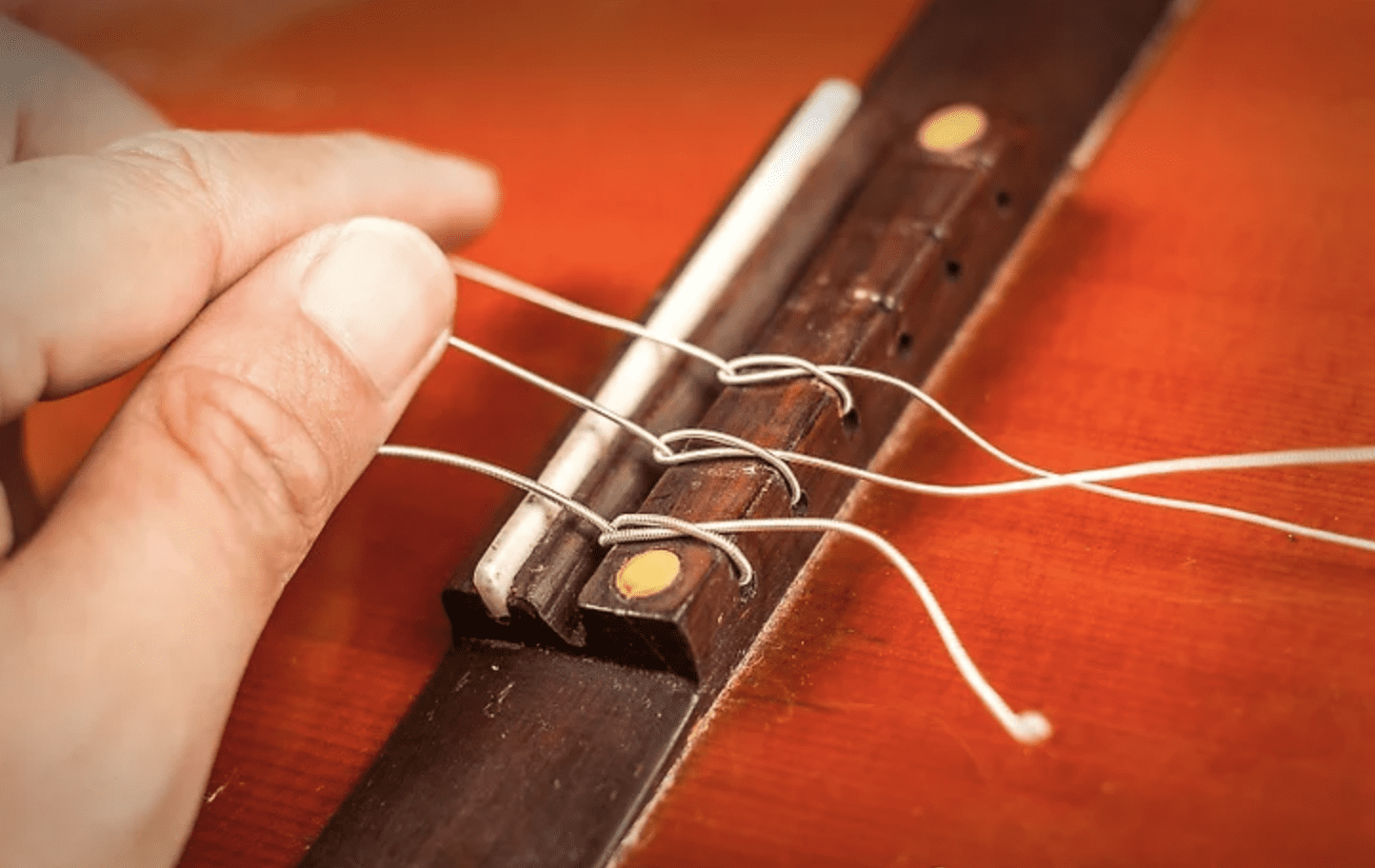 ✅¿cómo cambiar las cuerdas a una guitarra acústica? ? - -