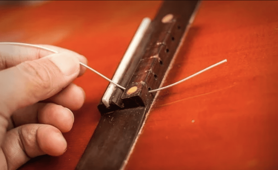 ✅¿cómo cambiar las cuerdas a una guitarra acústica? ? - -